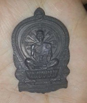 หลลวงพ่ออคูณรุ่นนี้ชื่อรุ่นอะไรคับ แล้วเนื้ออะไรคับ แท้รึป่าวคับ มีคนให้มาคับ