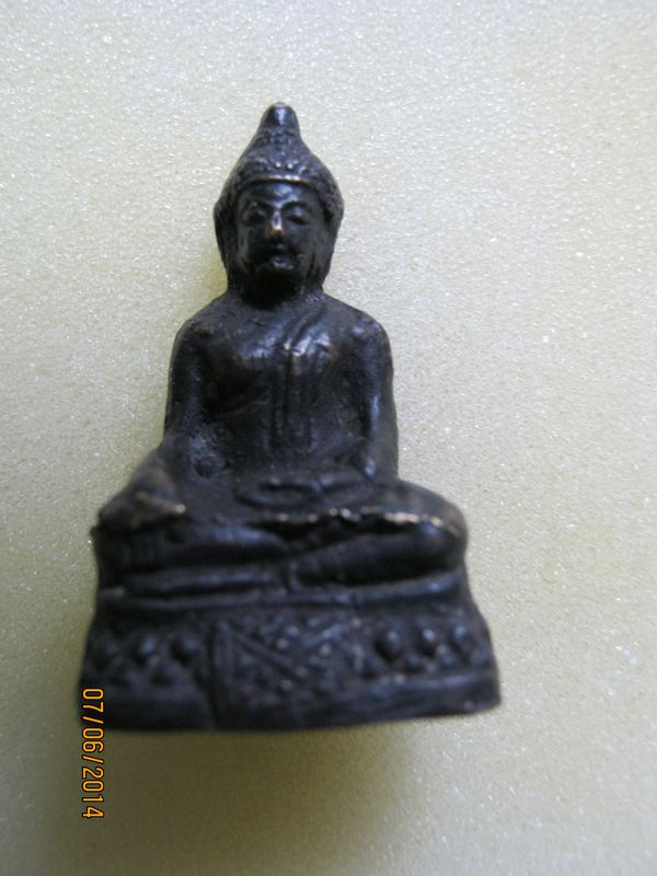 พระองค์นี้เป็นของหลวงพ่ออะไรครับ ขอบคุณครับ (องค์ที่ 2)