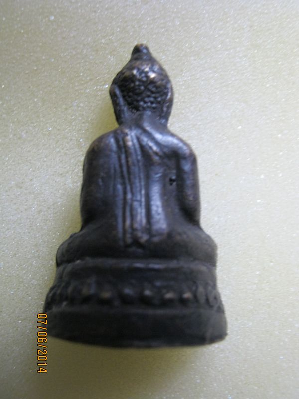 พระองค์นี้เป็นของหลวงพ่ออะไรครับ ขอบคุณครับ (องค์ที่ 2)