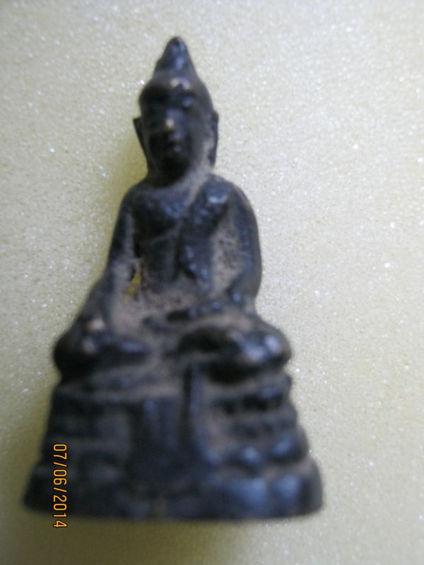 พระองค์นี้เป็นของหลวงพ่ออะไรครับ ขอบคุณครับ (องค์ที่ 3)