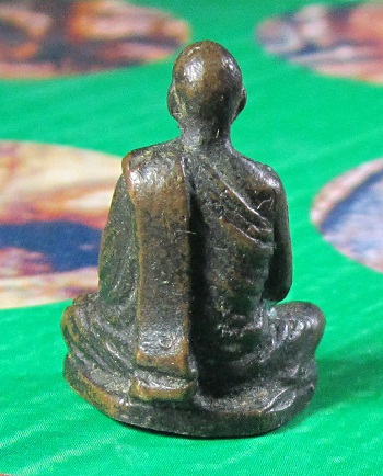 รูปหล่อ เกจิท่านไหนครับ