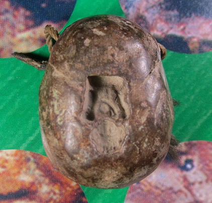 สอบถาม พระอะไรครับ เนื้อดิน คล้ายพระปิดตา