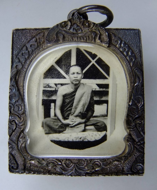 ล็อกเก็ตภาพถ่าย ของหลวงพ่อท่านใด รบกวนดูให้ด้วยครับ