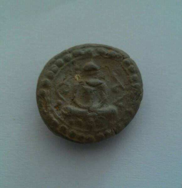 พระผงกลมเท่าเหรียญบาท รบกวนเพื่อนสมสชิกคำแนะนำครับ