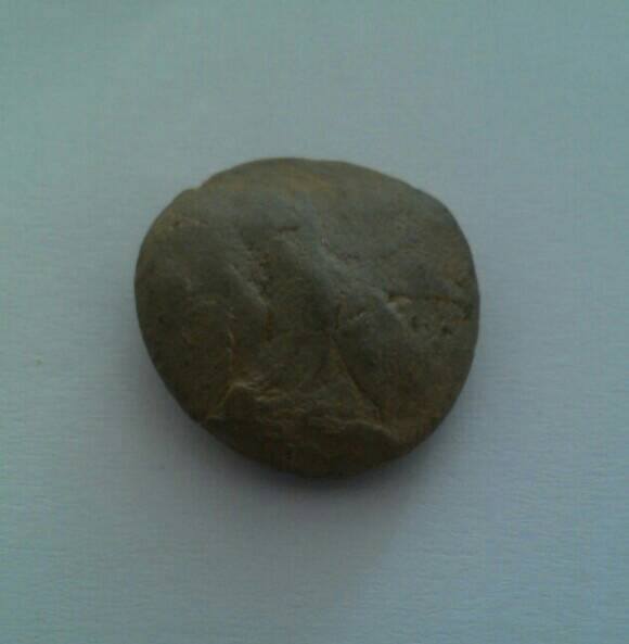 พระผงกลมเท่าเหรียญบาท รบกวนเพื่อนสมสชิกคำแนะนำครับ