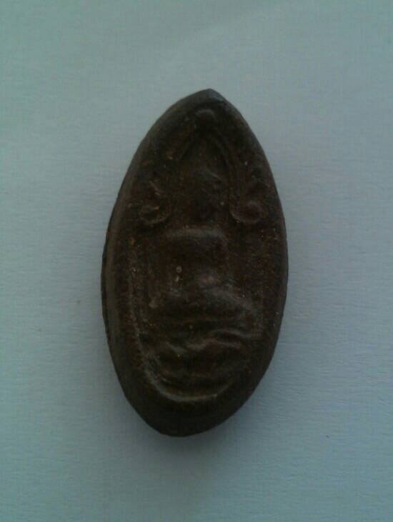 พระผงเหมือนเม็ดขนุนหลังปั๊มตรา