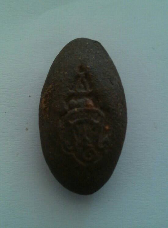 พระผงเหมือนเม็ดขนุนหลังปั๊มตรา