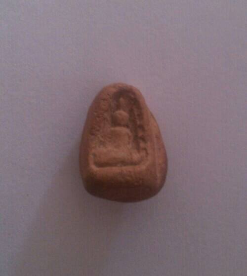 พระเนื้อผงองค์เท่าเหรียญบาท