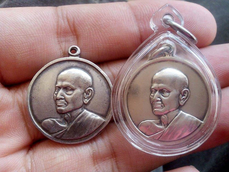 สอบถามเหรียญ ๑๐๐ ปี เนื้อเงินครับ