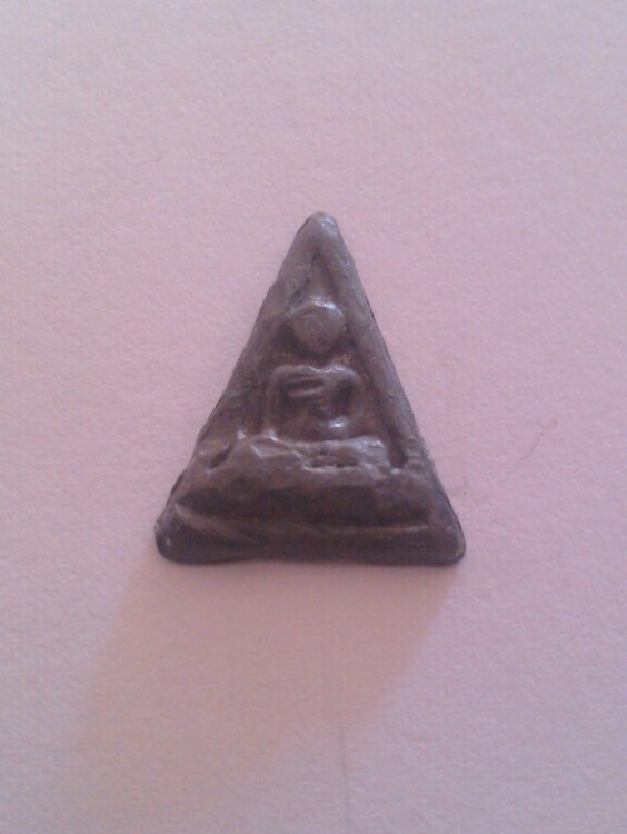 พระพิมพ์สามเหลี่ยมเนื้อนวะองค์เล็กองค์ที่2