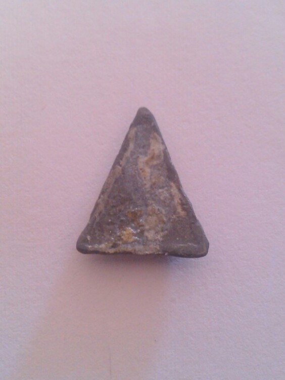 พระพิมพ์สามเหลี่ยมเนื้อนวะองค์เล็กองค์ที่2