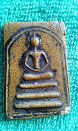 พระสมเด็จ คุณตาให้มาครับ ข้างใต้มีตะกรุด 2 ดอก ไม่ทราบที่ของพระ ช่วยดูให้ผมหน่อยครับ