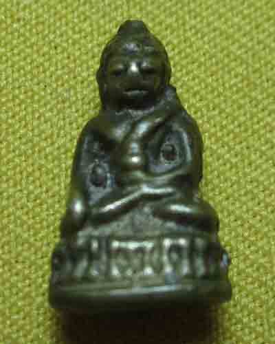 พระชัยวัฒน์ ใต้ฐานเขียน  พร  ไม่ทราบที่ครับ