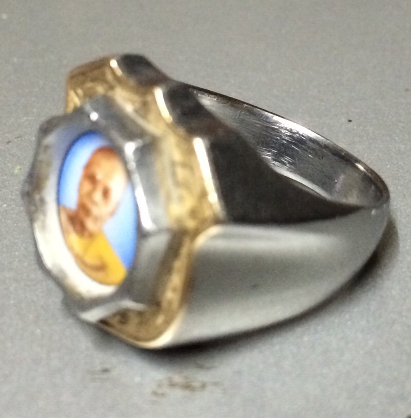 ไม่ทราบว่าออกรุ่นไหน ปีอะไร (แหวนล๊อกเก็ต)