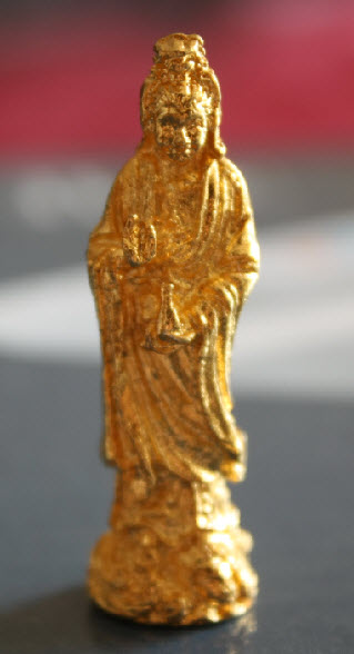 **เจ้าแม่กวนอิม หลวงปู่โต๊ะ เนื้อกะหลั่ยทอง ตอกโค๊ต  