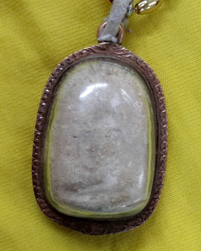 ท่านใดทราบช่วยชี้แนะด้วยครับว่าเรียกพระอะไรครับ