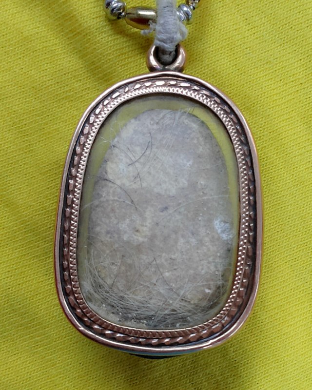 ท่านใดทราบช่วยชี้แนะด้วยครับว่าเรียกพระอะไรครับ