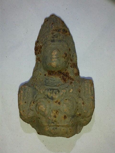 พระที่บ้านครับ ไม่รู้เป็นพระอะไร แท้หรือเก้ไหม ช่วยชี้แนะด้วยครับ ขอบคุณครับ