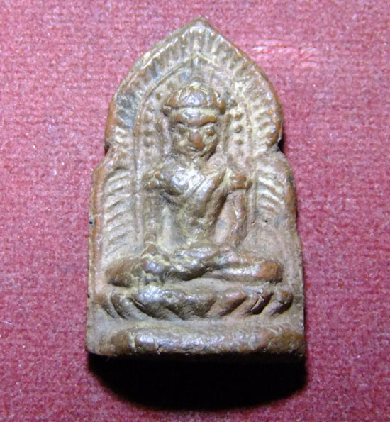 รบกวนพิจารณาพระเนื้อดินครับ