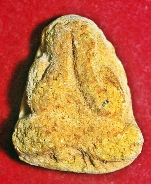 พระผงปิดตา เนื้อเหลือง มีโรยพลอยด้วย