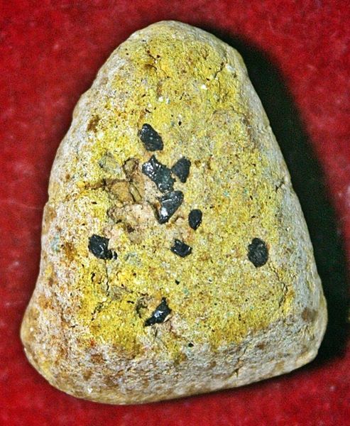 พระผงปิดตา เนื้อเหลือง มีโรยพลอยด้วย