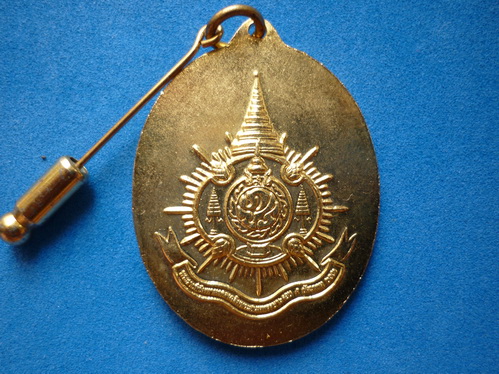 เหรียญในหลวงทรงกล้อง ปี 2542 เนื้อกะหลั่ยทอง (สำนักนายกรัฐมนตรีเป็นผู้จัดสร้าง)