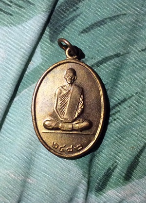 หลวงพ่อเดิม 2482  เท้หรือเก้ ครับ