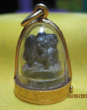 ไม่รู้ว่าพระอะไรรุ่นน้องให้มาใครรู้วานบอกด้วยเป็นคติธรรมสวยดี