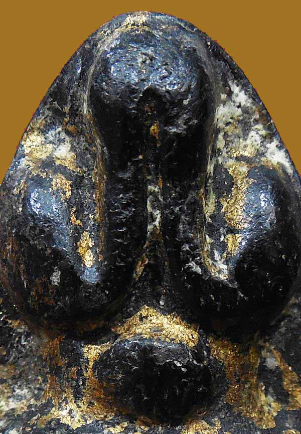 พระปิดตาหลังแบบครับ