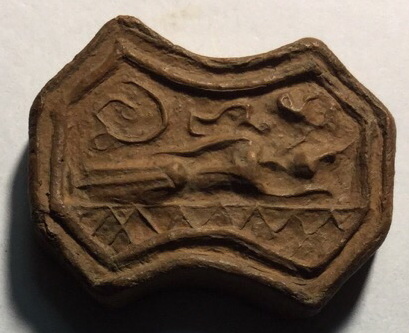 พระเนื้อดินพิมพ์เสมานอน มีพระนอน หลังมีจาร