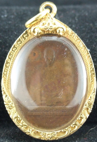 +++ 20000 เอาไปเลย เหรียญหลวงพ่อเิดิม 2482 เลี่ยมทอง สภาพที่ถูกใช้มา บ่งบอกพุทธคุณ +++